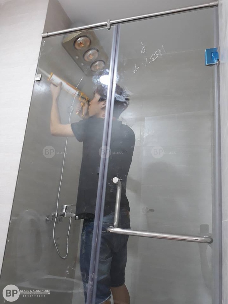 thi công lắp đặt vach tắm kính, phòng tắm kính nhà anh Bắc Goldsilk